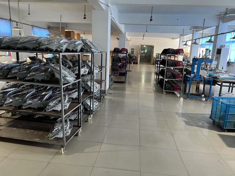 Yimi (Guangzhou) Automotive Parts Co, Ltd linea di produzione del fabbricante